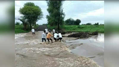 नदीला पूर, पाच गावांचा संपर्क तुटला; नागरिकांचा पुराच्या पाण्यातून जीवघेणा प्रवास, यंत्रणा कधी सुधारणार?