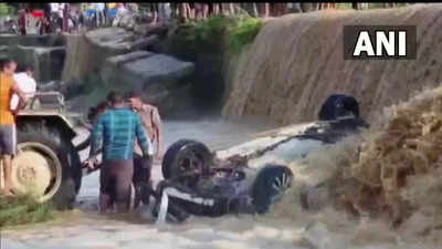 Car washed away in Dhela river: ನದಿಯಲ್ಲಿ ಕೊಚ್ಚಿ ಹೋದ ಕಾರು, 9 ಮಂದಿ ಸಾವು
