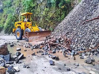 उत्तराखंड में बारिश दिखाने लगी तबाही, बदरीनाथ-केदारनाथ हाइवे पर दरक रहीं पहाड़ियां, सामने आई अहम वजह