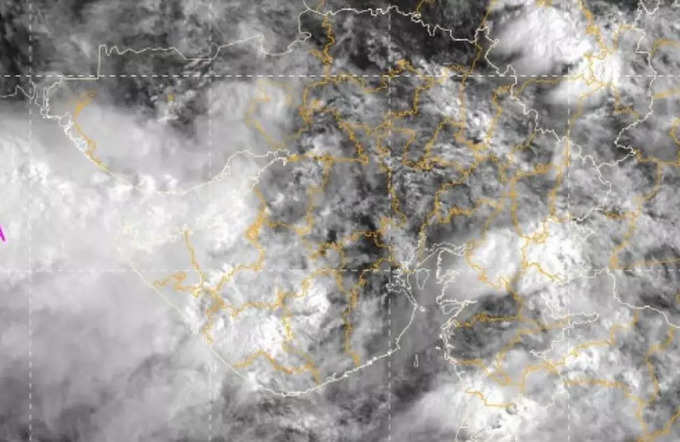 સ્થાનિક હવામાન વિભાગે શેર કરેલી તસવીરમાં ગુજરાત આખું વાદળોથી ઘેરાયેલું દેખાય છે.
