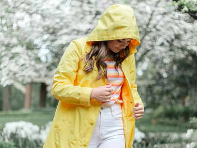 अब नहीं होगा भारी बारिश में भीगने का खतरा, पहनें ये हल्की और वॉटरप्रूफ रेनकोट
