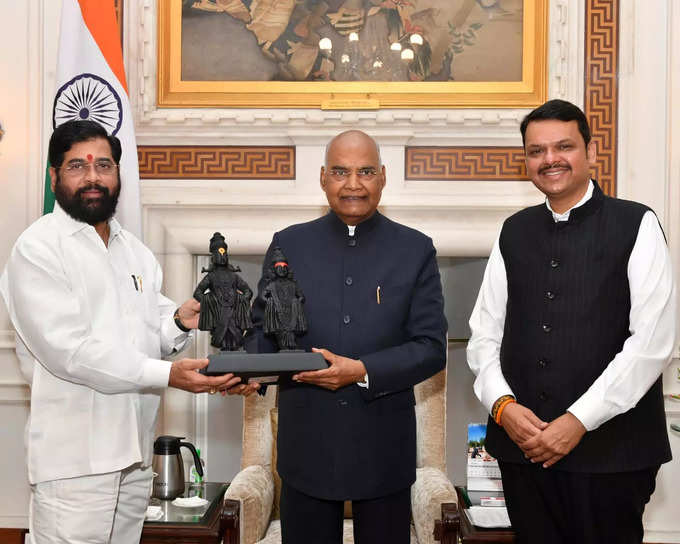 मुख्यमंत्री एकनाथ शिंदे आणि उपमुख्यमंत्री देवेंद्र फडणवीसांनी दिल्लीत राष्ट्रपतींची भेट घेतली, राष्ट्रपतींना विठ्ठल-रूखमाईची प्रतिमा भेट म्हणून दिली