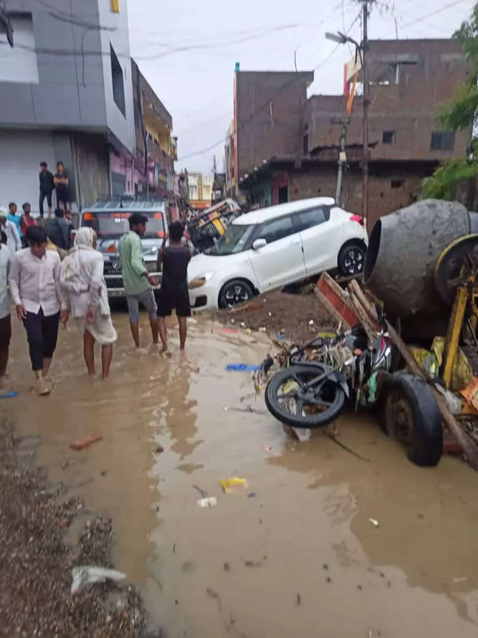 छतावरच काढावी लागली रात्र