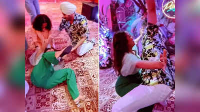 Neha Kakkar Dance: नेहा कक्कड़ ने पति के साथ जमीन पर लेट-लेटकर किया नागिन डांस, देखकर छूटी सभी मेहमानों की हंसी
