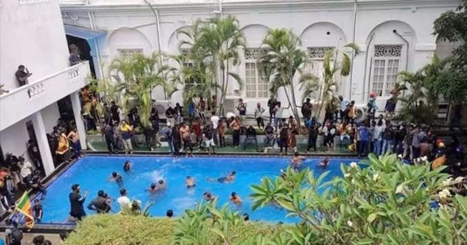 राष्ट्रपती निवासस्थानाच्या स्विमिंग पूलमध्ये उड्या