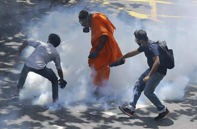 श्रीलंकेत अनिश्चित काळासाठी कर्फ्यू
