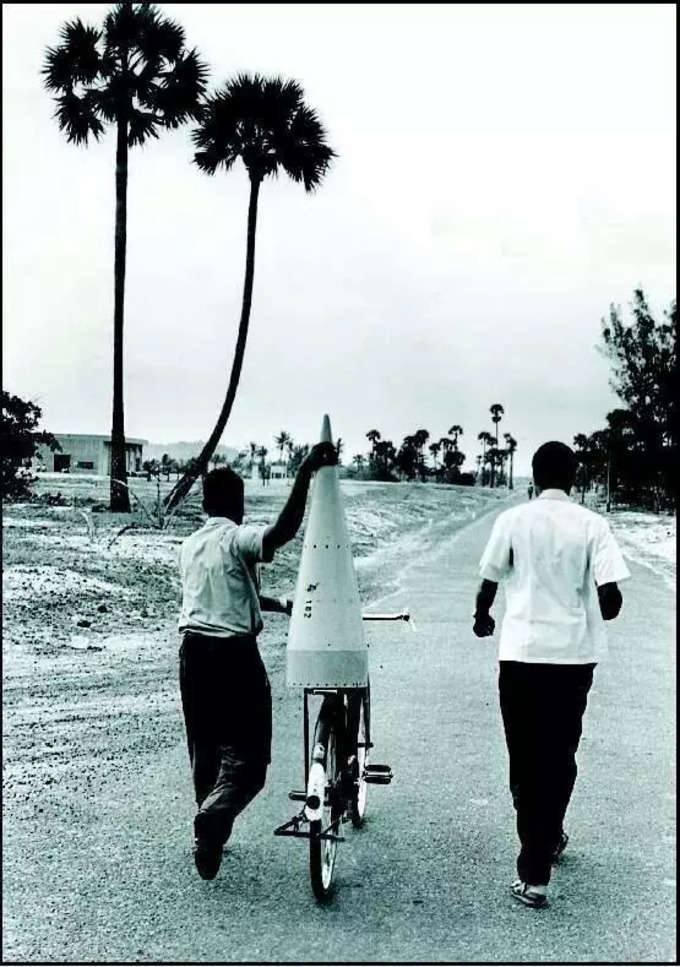 1963లో భారత సైంటిస్టులు మొదటి స్పేస్ రాకెట్ విడిభాగాల్ని సైకిల్‌పై తీసుకెళ్తున్న దృశ్యం