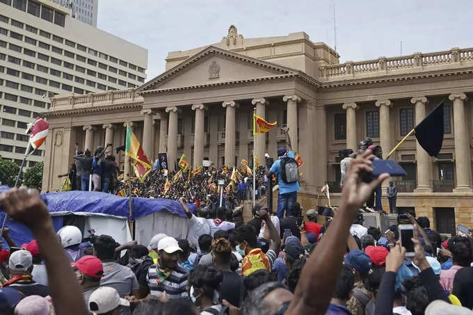 Sri Lankans storm president&#39;s house, office in biggest rally (1).