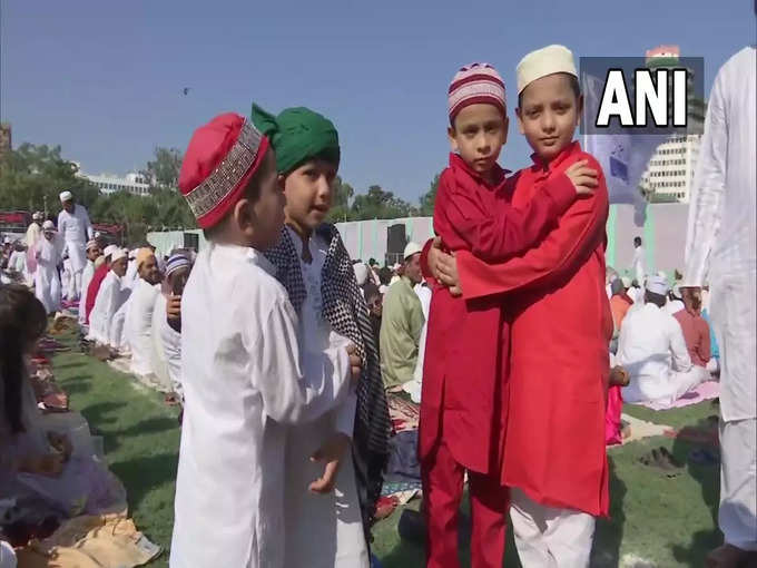 ​बिहार : बच्चों ने दी एकदूसरे को ईद की बधाई