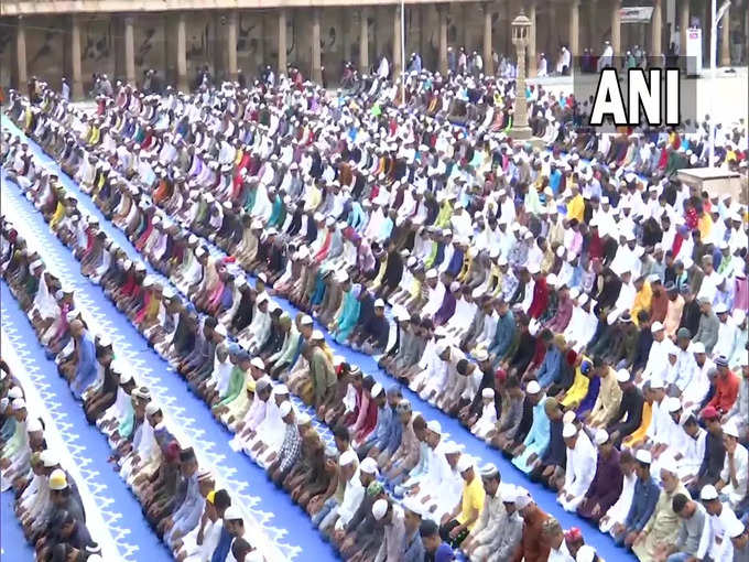 ​गुजरात : अहमदाबाद की जामा मस्जिद में नमाज