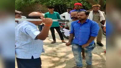 Ambedkarnagar: एसडीएम ने सरेआम डंडे से मजदूर की कर दी पिटाई, पहुंचे थे विवाद सुलझाने