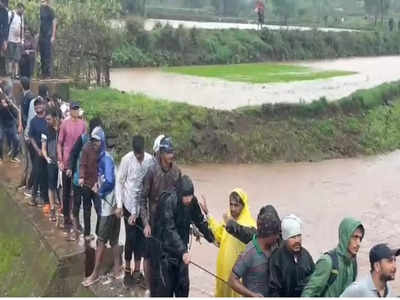 कळसूबाई शिखर उतरताना नदीला पूर, अडकलेल्या पर्यटकांना सोडवण्यासाठी गावकऱ्यांची मदत