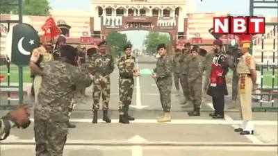 Eid-ul-Azha: अटारी बॉडर्र पर मनी ईद, BSF ने पाकिस्तानी सेना को भेंट की मिठाई, देख‍िए वीडियो