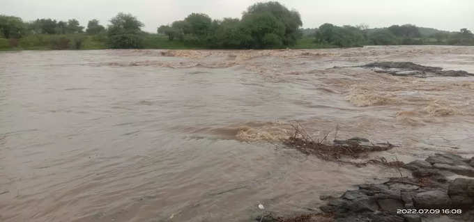 मुखेड: तालुक्यातील सावळी-मष्णेर, राजुरा खुर्द येथील पूल वाहून गेल्याने वाहतूक खोळंबली, गावांचा संपर्क तुटला, मुक्रमाबाद येथील लेंडी नदी दुधडी भरुन वाहातेय