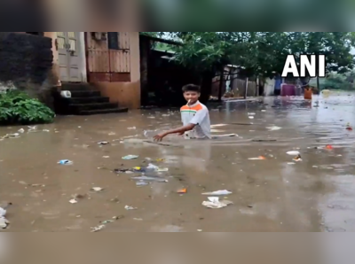 વલસાડ: ઔરંગા નદીનું જળસ્તર વધ્યું, નીચાણવાળા વિસ્તારોમાં પાણી ઘૂસી ગયા 