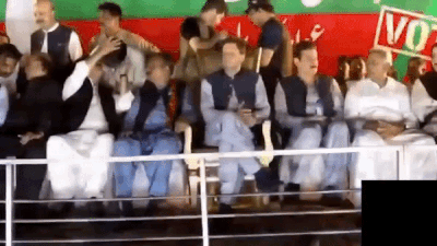 पाकिस्तान के बड़बोले नेता शेख राशिद की बेशर्मी तो देखें, मंच पर ही साथी को करने लगे किस, इमरान भी थे मौजूद
