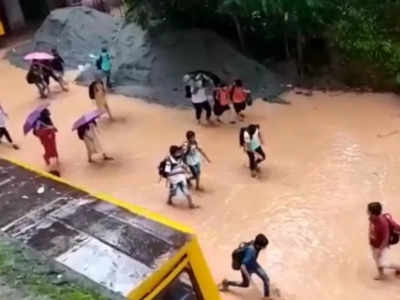 കനത്ത മഴയ്ക്കിടെ സ്കൂളിലേക്ക് വിദ്യാർഥികളെത്തി; പിന്നാലെ അവധി പ്രഖ്യാപിച്ച് അധികൃതർ, നെട്ടോട്ടമോടി കുട്ടികൾ