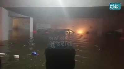 વેજલપુરના બકેરી સિટીમાં આવેલા સન્મુખ અપાર્ટમેન્ટમાં વરસાદે ફેલાવી તબાહી