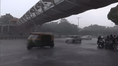 Delhi Rain: दिल्‍ली-एनसीआर में शुरू हुई झमाझम बारिश, उमस भरी गर्मी से मिली राहत