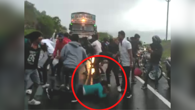 VIDEO : झिंगाट तरुणांचा जीवघेणा डान्स व्हायरल, भर रस्त्यात ट्रकच्या हॉर्नवर नागिन डान्स