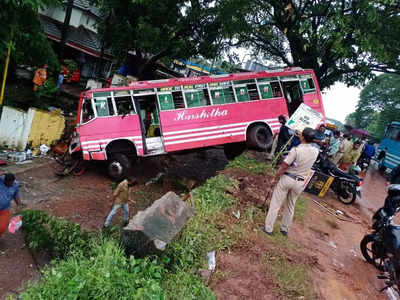 കനത്ത മഴയിൽ ബസ് നിയന്ത്രണം വിട്ട് താഴേക്ക് പതിച്ചു, 7 പേർക്ക് പരിക്ക്