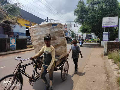 പട്ടിണിമാറ്റാന്‍ പാട്ട പെറുക്കുന്നവര്‍ പൊട്ടിത്തെറിക്കുന്നു; ആക്രിത്തൊഴിലാളികള്‍ക്ക് ഭീതി സ്വപ്‌നമായി കണ്ണൂര്‍