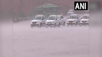 Delhi Rains Today: दिल्ली में झमाझम बारिश से बढ़ी मुसीबत, इन इलाकों में लगा लंबा जाम