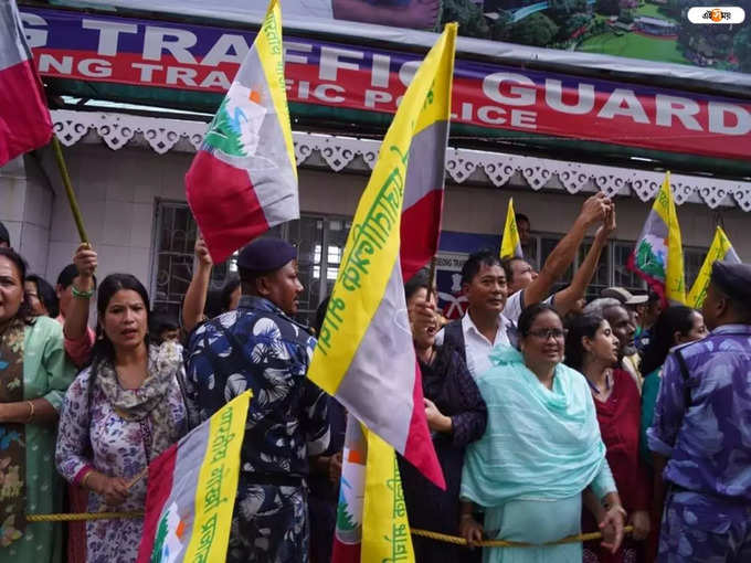 মুখ্যমন্ত্রীকে দেখতে পাহাড়ের রাস্তায় জনতার ঢল