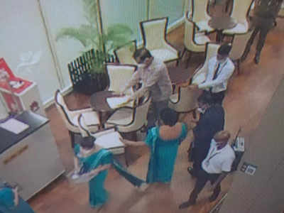 Sri Lanka News: श्रीलंका छोड़कर भाग रहे थे राष्‍ट्रपति गोटाबाया के भाई बासिल राजपक्षे, एयरपोर्ट पर धरे गए 