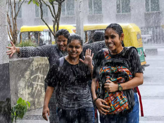 Kerala Rain Photos: മഴ ആറാടുകയാണ്...; തോരാത്ത മഴയിൽ ക...                                         