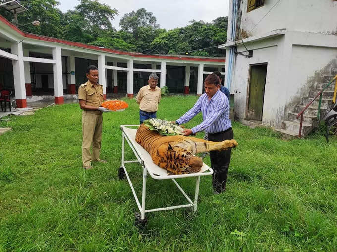 ​अध‍िकार‍ियों ने दी श्रद्धांजलि​​