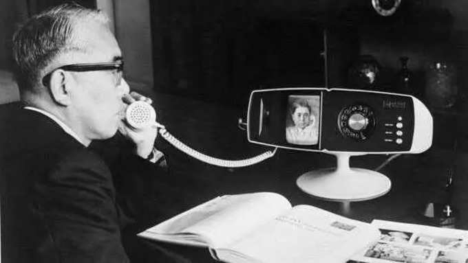 ఇది 1968లో జపాన్ లోని తోషిబా 500. మొదటి స్కైప్ (Skype) ఇదే