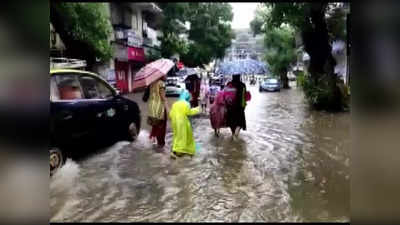 Mumbai Rain Live: मुंबई में भारी बारिश से कई इलाकों में जलजमाव, वसई में लैंडस्लाइड, 4 रेस्क्यू, दो लोगों की मौत