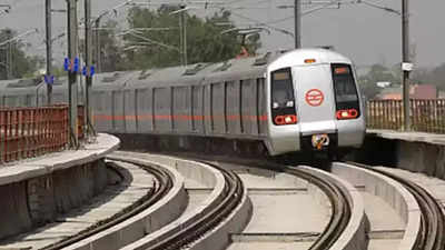 Delhi Metro: लाइट मेट्रो न बनने के कुछ फायदे हैं, तो कई नुकसान भी, जानकार बता रहे हैं इसकी वजह