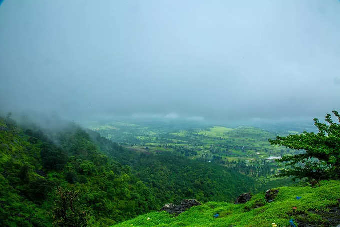 વાદળો પર્વતની નજીક