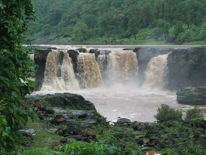 આહવાથી 30 કિલોમીટર દૂર