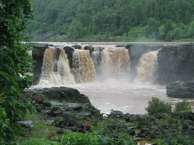 લીલોતરી વચ્ચે ધોધનો નજારો