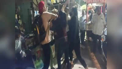 Ghaziabad: गाजियाबाद में लड़कियों ने पुलिस के सामने लड़के पर बरसाए लात-घूंसे, ये है पूरा मामला