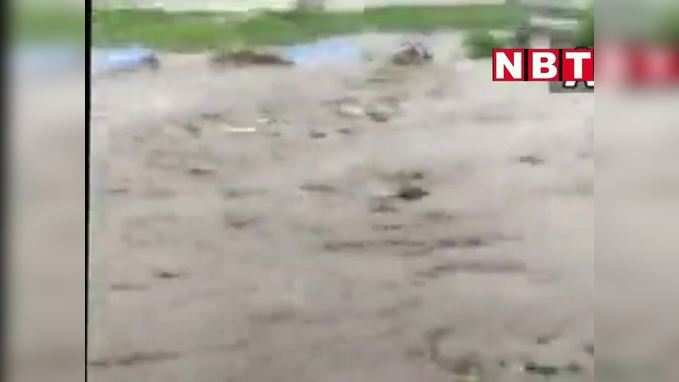 Video: मनाली में बार‍िश का कहर, बस स्‍टैंड पर खड़ी बसों में घुसा पानी