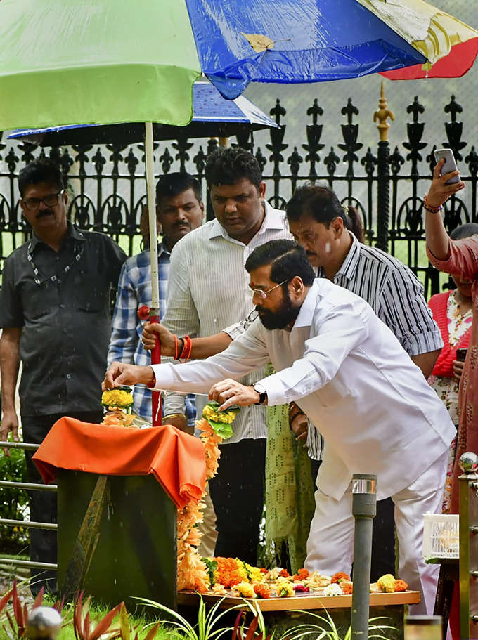 शिवसेनेच्या बंडानंतर पहिली गुरुपौर्णिमा