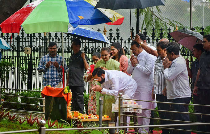 बाळासाहेब ठाकरे आणि धर्मवीर आनंद दिघे यांना अभिवादन