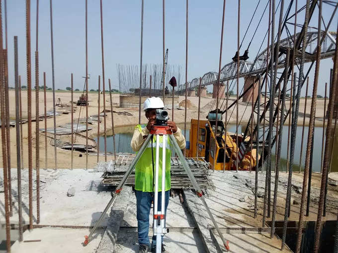 हमीरपुर में नए रेलवे पुल पर तेजी से चल रहा काम