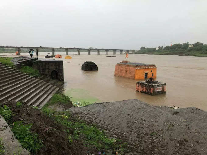 गोदावरी नदीच्या पाणी पातळीत वाढ, गंगाखेड येथील ऐतिहासिक मंदिरे पाण्याखाली