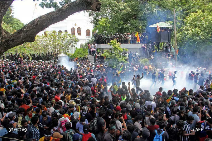 श्रीलंका में हालात बेकाबू, पीएम आवास के सामने पुलिस और प्रदर्शनकारियों में झड़प