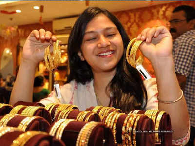 Gold Price in Kolkata: স্বস্তি দিয়ে কলকাতায় সস্তা সোনা! কতটা নামল দাম?