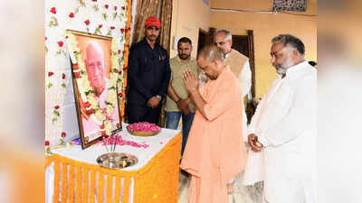 CM Yogi Adityanath: सीएम योगी दयाशंकर सिंह के गांव पहुंचे, बीजेपी MLA के पिता को दी श्रद्धांजलि