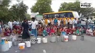 ஆவினிலிருந்து பால் எடுக்க வாகனம் வசதி தரக்கோரி பாலை சாலையில் கொட்டி பொதுமக்கள் சாலை மறியல்!