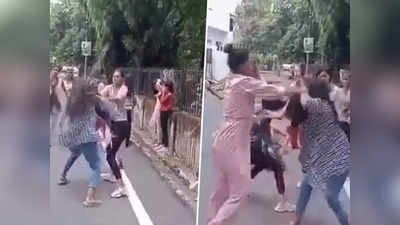 VIDEO: हाण की बडीव! एका बॉयफ्रेंडवरून दोघी भिडल्या; लाथाबुक्क्यांनी हाणलं, काठीनं चोपलं