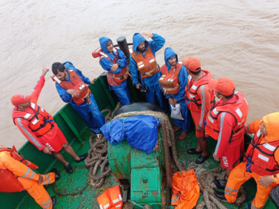 वैतरणा नदीपात्रात अडकलेल्या १० कामगारांना सुखरूप बाहेर काढण्यात यश