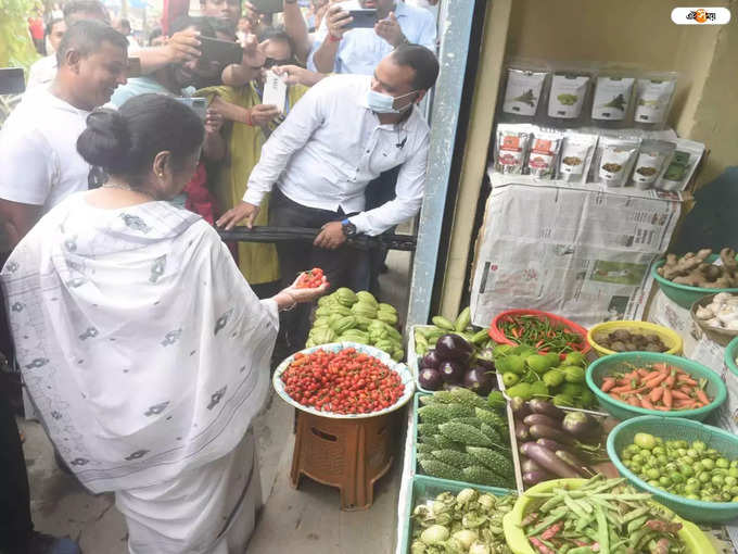 দার্জিলিঙে সবজির দোকানে মুখ্যমন্ত্রী